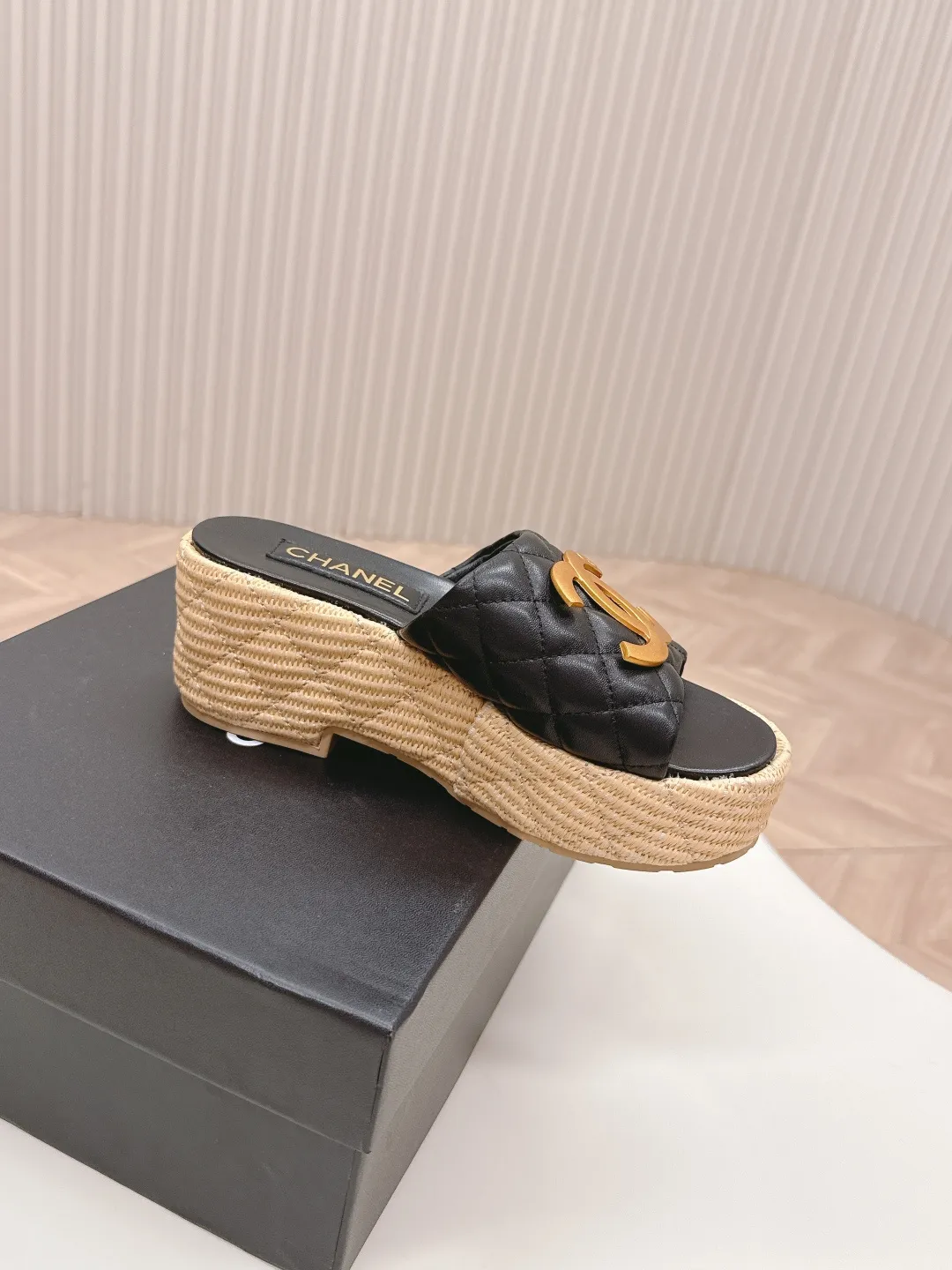 👟👟Ex-factory price 560👟👟 CHANEL Chanel 2025 new sandals and slippers series classic series every style is great rhombus platform sandals and slippers elegant and noble comfortable and versatile upper: sheepskin foot pad: sheepskin sole: rubber outsole size: 35-40